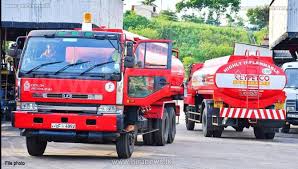 பதுளை - கொழும்பு வீதியில் கவிழ்ந்தது எரிபொருள் தாங்கி ஊர்தி: வழிந்தோடிய எண்ணெயைச் சேகரிக்க முண்டியடித்த மக்கள்!